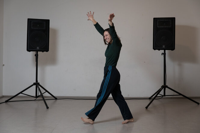 Birte Opitz tanzt in ihrem Studio Berlin Neukölln