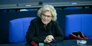 Justizministerin Christiane Lambrecht sitzt auf ihrem Platz im Bundestag