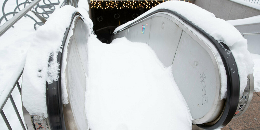 Eine Rolltreppe ist außer Betrieb und mit Schnee bedeckt