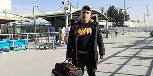 Der aus Deutschland abgeschobene Afghane Sajed Nur auf dem Flughafen in Kabul