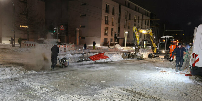 Eine Baustelle bei Nacht im Schnee