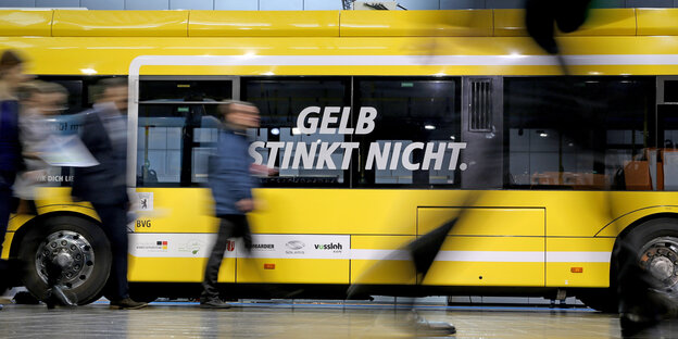 E-Bus der BVG mit Aufschrift "Gelb stinkt nicht"