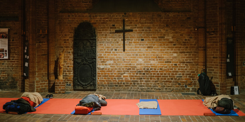 Obdachlose schlafen auf Isomatten auf dem Boden der Marktkirche.