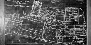 Ein mit Kreide gezeichneter Plan des Konzentrationslagers Stutthof aus dem Jahr 1955.