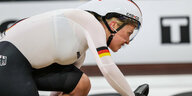 Bahnradsportlerin Emma Hinze vor dem Strat eines Rennen im engen Trikot der deutschen Auswahl