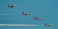 Vier Kampfjets mit türkischer Flagge fliegen parallel zueinander während einer Militärparade