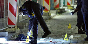 Polizisten untersuchen den Tatort der Messerattacke in Dresden