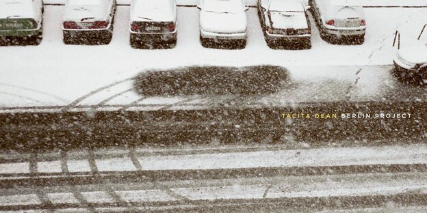 Verschneite Straße mit geparkten Autos