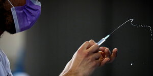Ein medizinischer Mitarbeiter bereitet eine Spritze mit Impfstoff gegen das Coronavirus vor