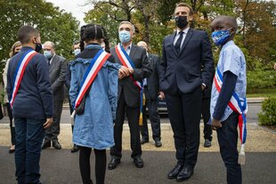 Emmanuel Macron mit Kindern in Les Mureaux