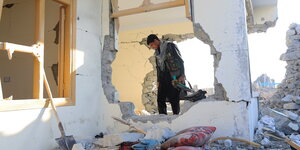 Ein Afghanischer Polizist inspiziert ein zerstörtes Gebäude nach einem Bombenanschlag in der umkämpften Provinz Nangarhar im Osten Afghanistans