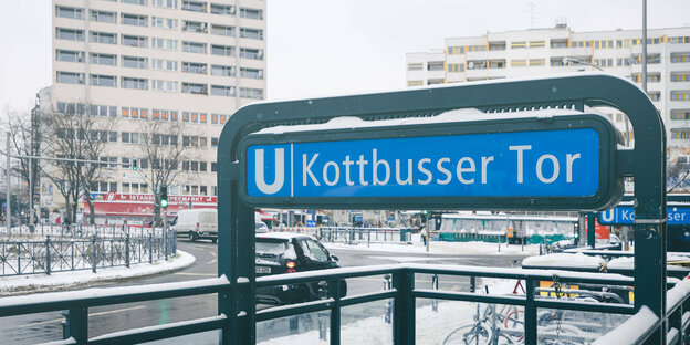 Der U-Bahn-Eingang am Kottbusser Tor ist verschneit