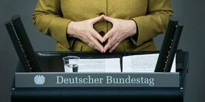 Nahaufnahme Hände von Angela Merkel zur Raute geformt