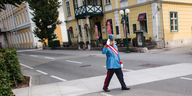 Ein Mann mit Schnurrbart trägt eine alte österreichische Uniform