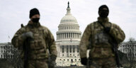 Zwei bewaffnete Mitgleider der Nationalgarde stehen bewachnet vor dem Capitol