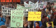 Demonstranten in Frankfurt am Main halten am 12.1.1991 Transparente wie "Kein Krieg für Öl".
