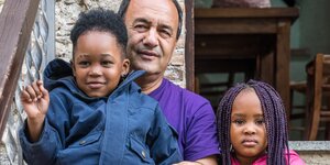 Mann mit zwei Kindern Mann mit zwei Kindern