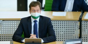 Ministerpräsident Kretschmer im Sächsischen Parlament mit Mund-Nasen-Schutz