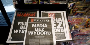 In einem Kiosk liegen Zeitungen mit schwarzweißen Titelseiten, auf denen jeweils steht: "Medie bez wyboru"