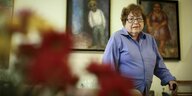 Ältere Dame mit grauen kurzen Locken: die Künstlerin Teresa Burga