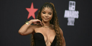 Halle Bailey in einem schwarzen Kleid, das tief ausgeschnitten ist