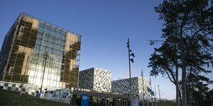 Das Gebäude des Internationalen Strafgerichtshof bei strahlen blauem Himmel
