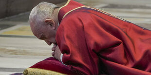 Papst Franziskus betet zu Ostern im Petersdom