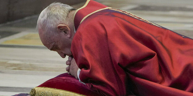 Papst Franziskus betet zu Ostern im Petersdom