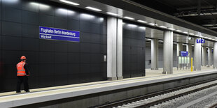 Flughasfenbahnhof BER, Innenansicht mit Bauarbeiter