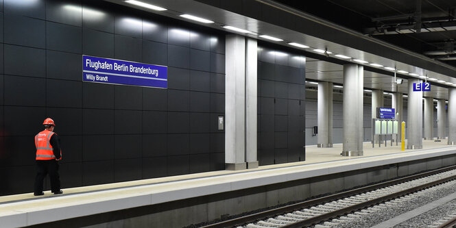 Flughasfenbahnhof BER, Innenansicht mit Bauarbeiter