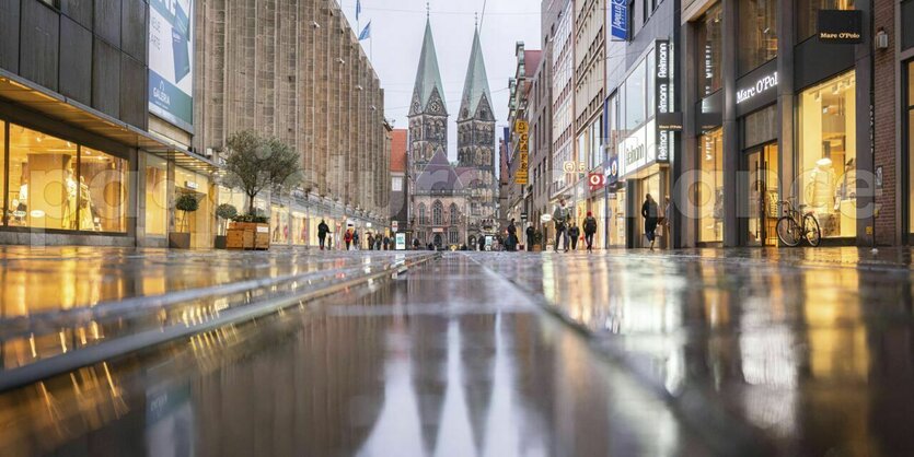 Erleuchtete Schaufenster und wenige Passanten auf Bremens Einkaufsmeile.