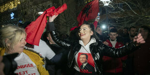 Jubelnde Frauen in der Wahlnacht