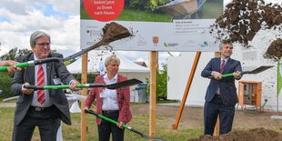 Drei Politiker beim Spatenstich.