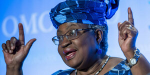 Ngozi Okonjo-Iweala hebt die Hände
