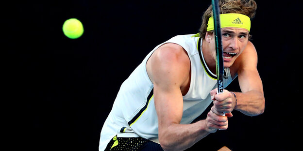 Tennisspieler Zverev geht tief in die Knie, um einen Ball zu schlagen