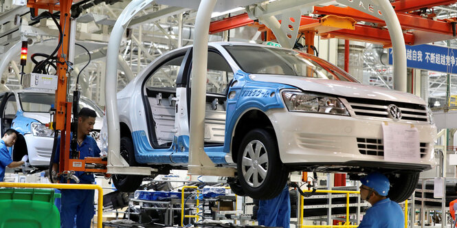 Arbeiter bei der Montage eines Fahrzeugs im VW-Werk in Xinjiang