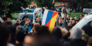 Demonstranten mit deutsch-russischer Fahne in Freital