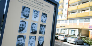 Eine Gedenktafel mit den Fotos der Todesopfer des Hanauer Anschlags in Kesselstadt