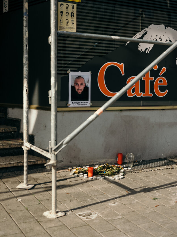Kerzen und Blumen auf dem Boden vor einem Café am Heumarkt und ein Erinnerungsfoto von Kaloyan Velko