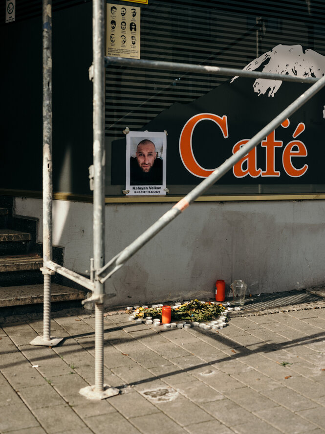 Kerzen und Blumen auf dem Boden vor einem Café am Heumarkt und ein Erinnerungsfoto von Kaloyan Velko