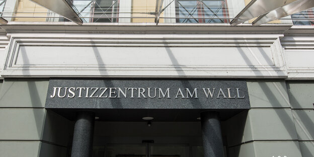 Der Eingang des Bremer Justizzentrums am Wall