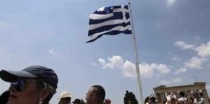 Über der Akropolis weht die griechische Flagge