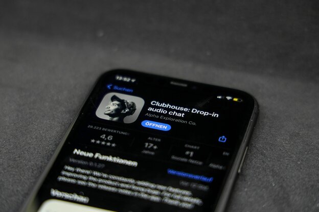 Foto eines Iphones bei der die App "CLubhouse" zum Download geöffnet ist