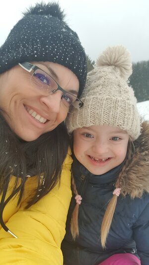 Mutter und Kind schauen in die Kamera. Mutter und Kind schauen in die Kamera.