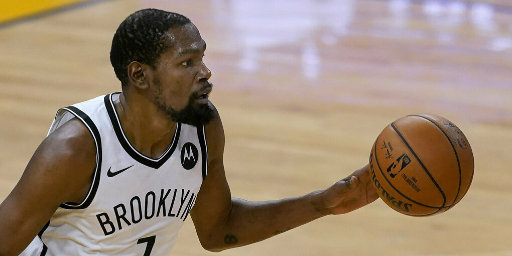 Basketballer Kevin Durant führt den Ball