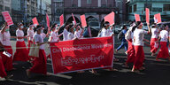 Marschierende Frauen mit Transparent "Ziviler Ungehorsam"