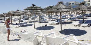 Eine Frau am Tatort am Strand von Sousse