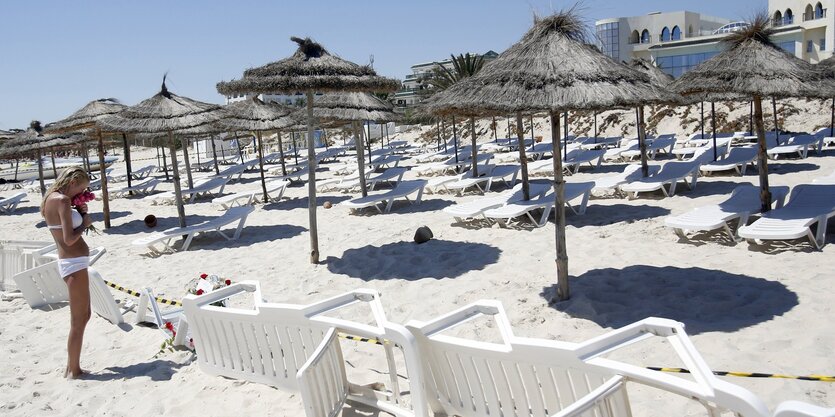 Eine Frau am Tatort am Strand von Sousse