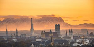 Die Skyline von München im Sonnenuntergang