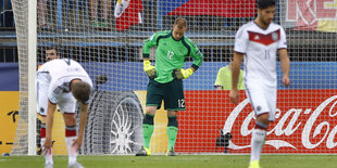 Drei Fußballer auf dem Spielfeld